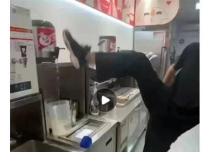 脚关水桶视频引发众怒，蜜雪冰城再陷食品安