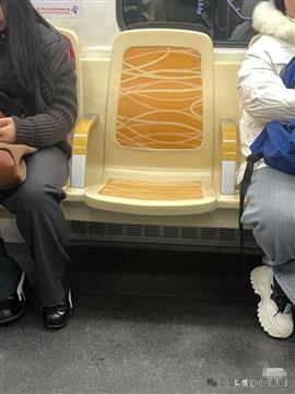 成都地铁带扶手座椅获赞，客服回应：主要用